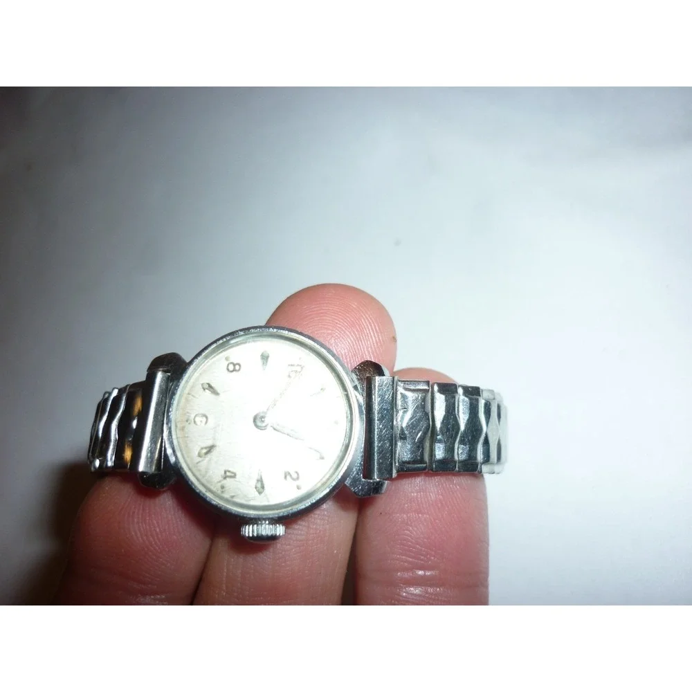 Vintage Timex Womens Silver Tone Round Face Watch Stainless Expansion Band